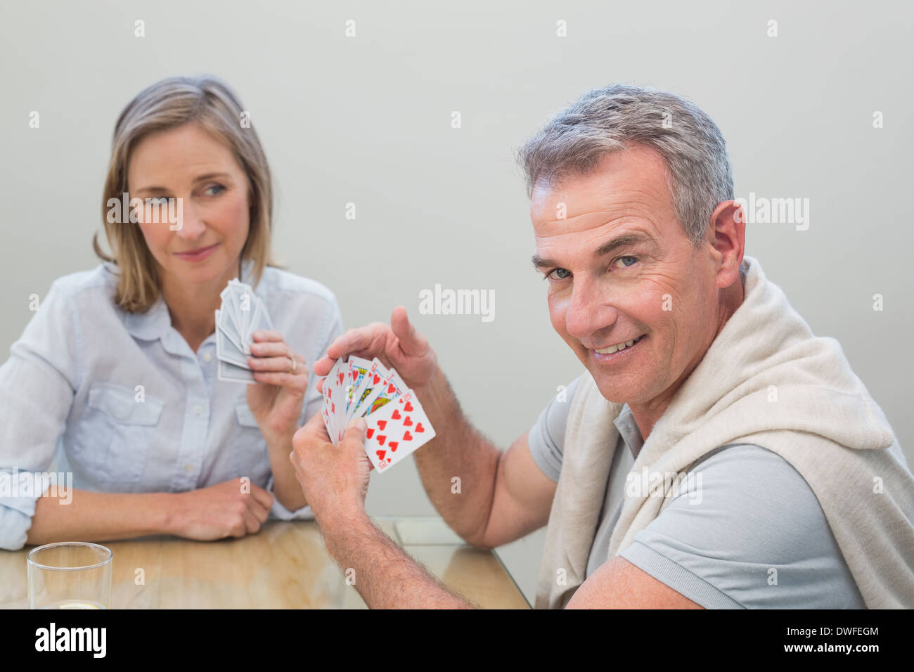 Deux cartes à jouer à la maison Banque D'Images