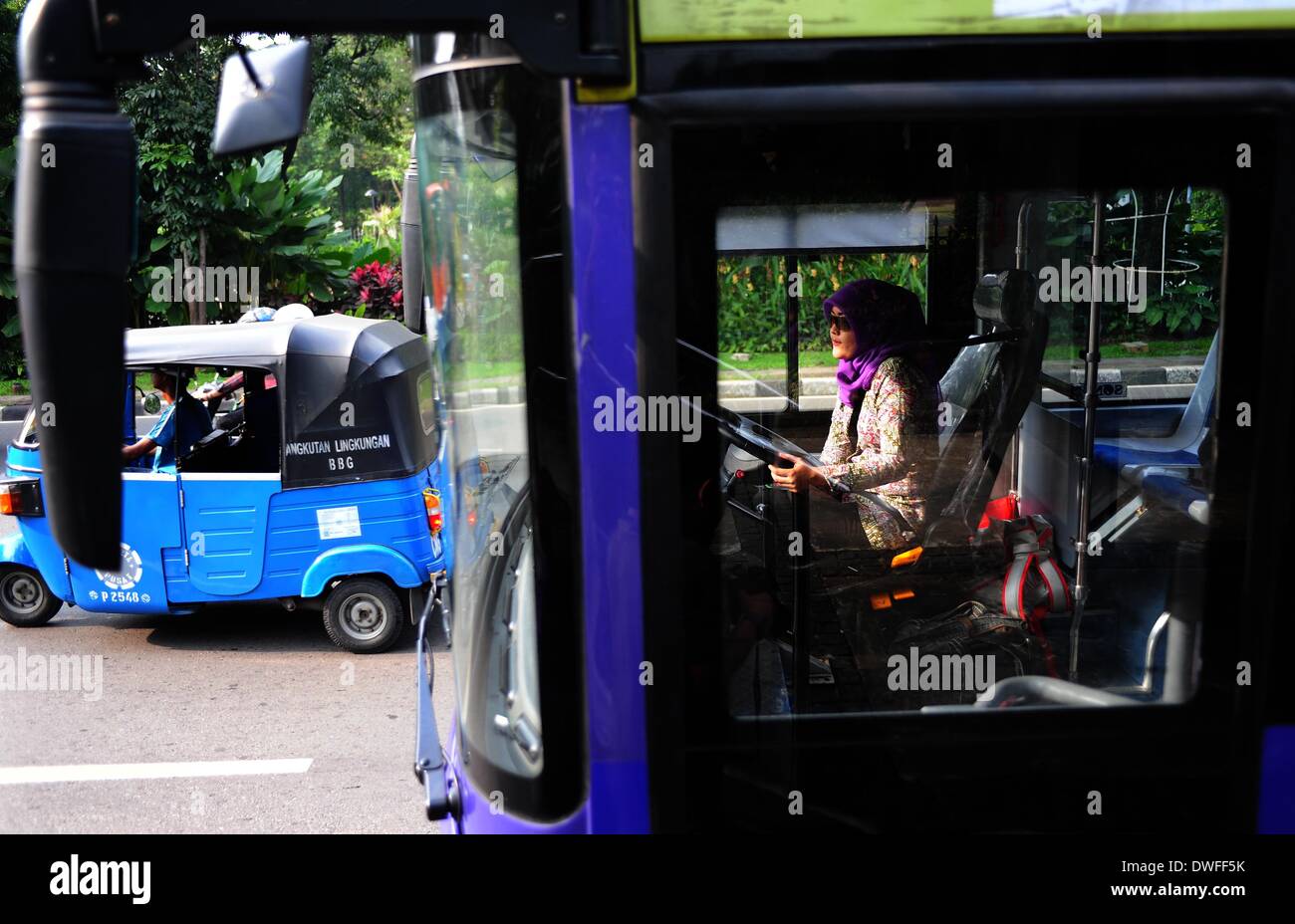 Jakarta, Indonésie. 7 mars, 2014. Une femme indonésienne ci conduit un double-decker bus de tournée à la veille de la Journée internationale de la femme à Jakarta, Indonésie, le 7 mars 2014. © Zulkarnain/Xinhua/Alamy Live News Banque D'Images