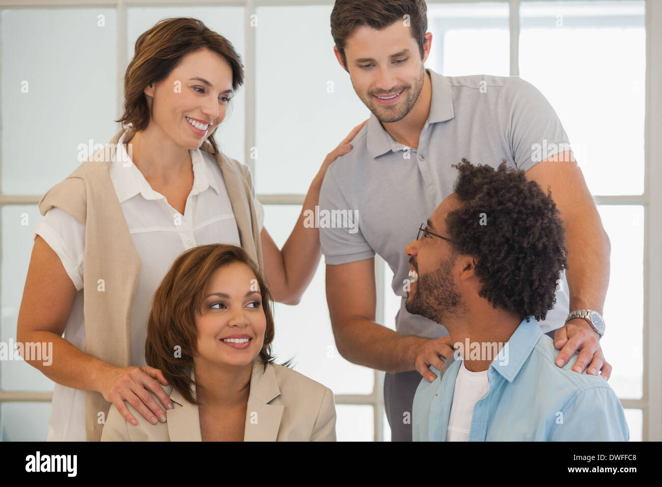 Les gens d'affaires ayant une conversation in office Banque D'Images