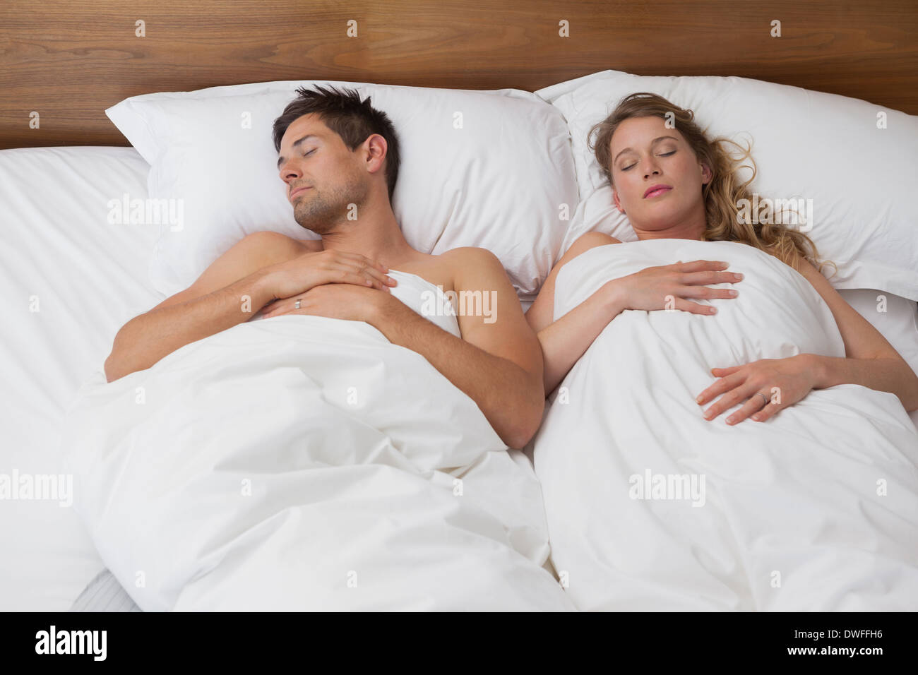 Portrait d'un couple sleeping in bed Banque D'Images
