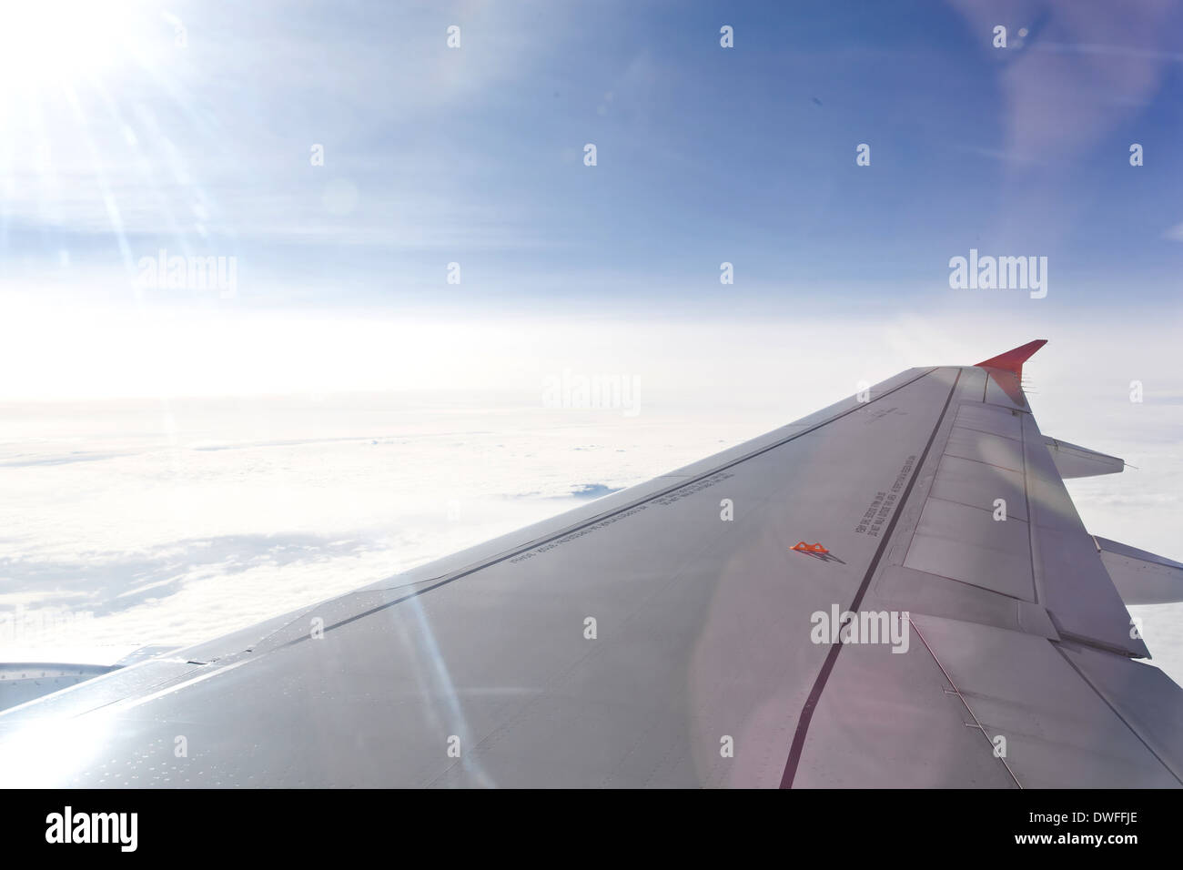 Ailes d'un avion volant au-dessus des nuages Banque D'Images