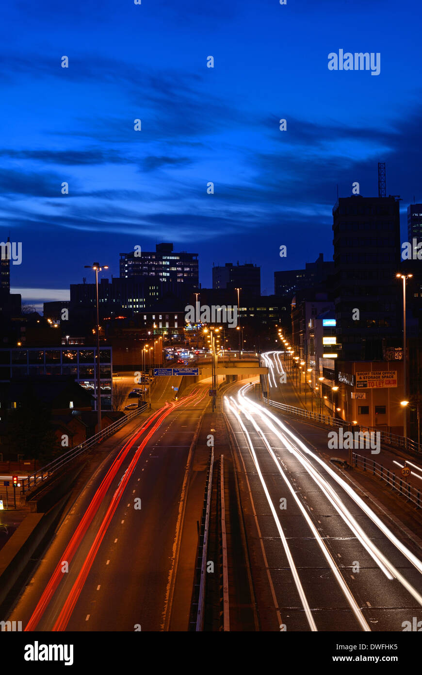 Sentiers de la circulation du trafic la position trop et de la ville de Leeds uk yorkshire leeds au crépuscule Banque D'Images
