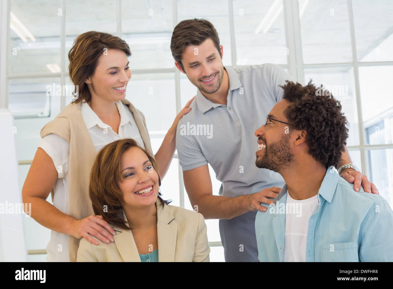 Les gens d'affaires ayant une conversation in office Banque D'Images