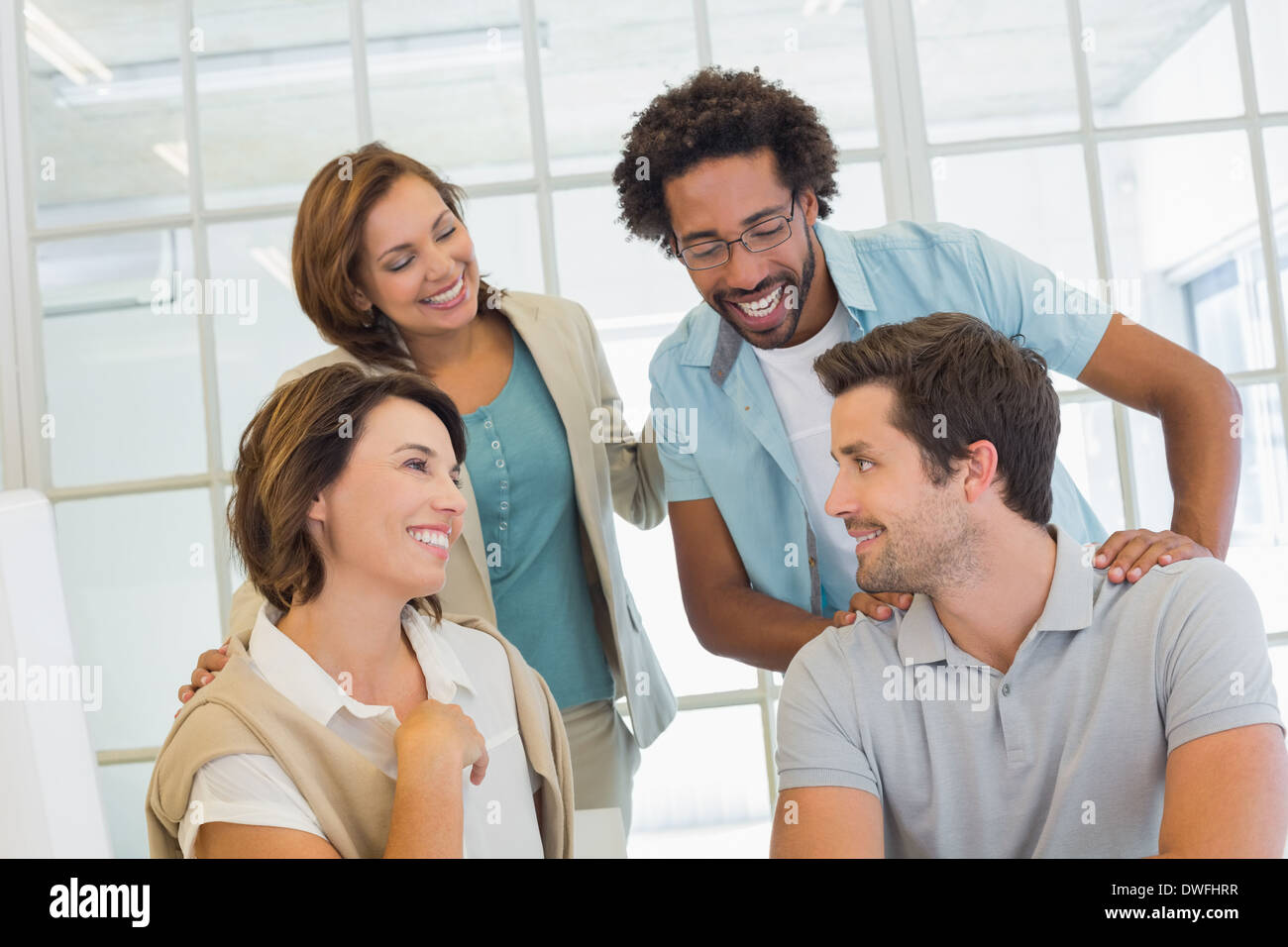 Les gens d'affaires ayant une conversation in office Banque D'Images