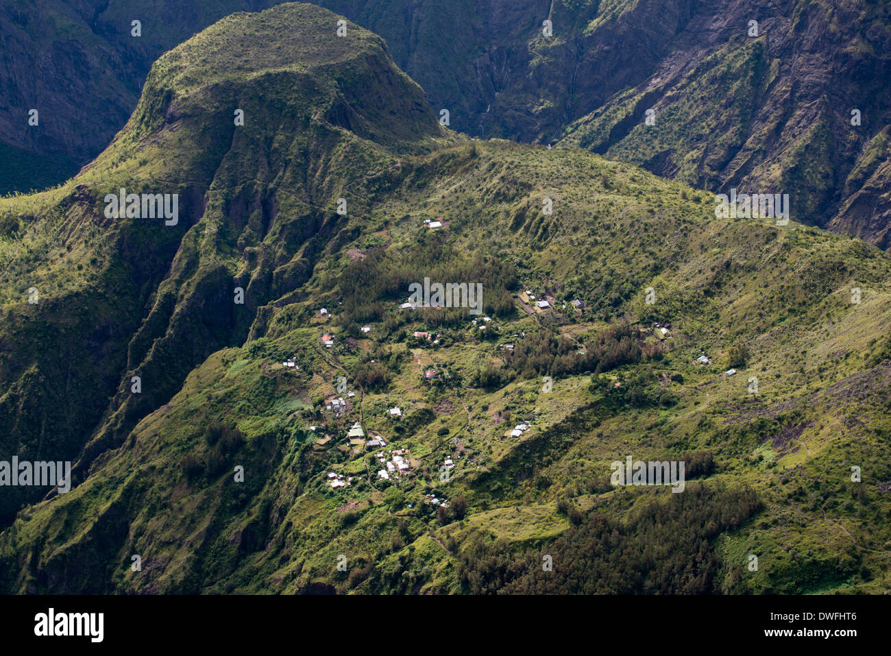 Maido SOMMET. Situé à près de 2 000 mètres, est le point de vue d'où vous avez une belle vue sur Mafate. Haut au-dessus de St-Gilles-les-Bains au bord du cirque de Mafate, Le Maido est l'un des points les plus impressionnants de l'île de la réunion. La vue est en haut de la partie supérieure de la montagne dans les 2205M (7232ft) et offre une vue imprenable sur le cirque et le retour à la côte. Arriver tôt dans la journée si vous voulez voir autre chose que le cloud. Banque D'Images