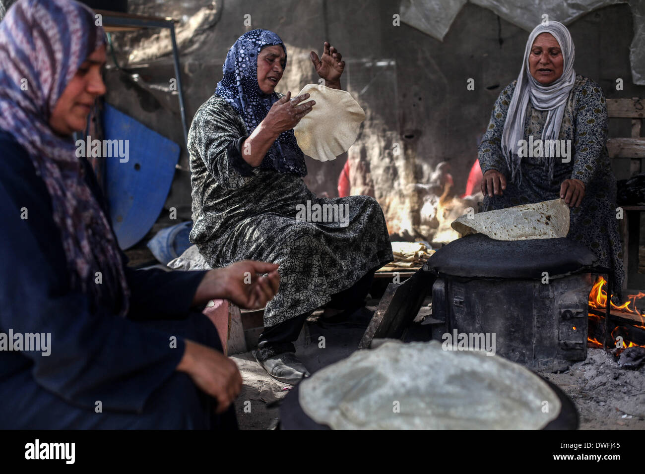Gaza, Territoires palestiniens. 7 mars, 2014. Les femmes palestiniennes qui travaillent dans l'industrie alimentaire et de vendre c'est une source de subsistance et gagner de l'argent. Tombe le Samedi, 8 mars 2014, Journée internationale des femmes. © Majdi Fathi/NurPhoto ZUMAPRESS.com/Alamy/Live News Banque D'Images