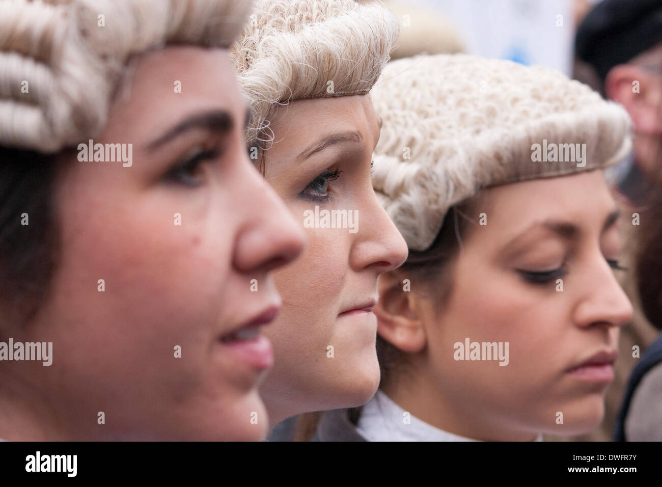 Londres 7 mars 2014. Avocats et procureurs à Londres à pied à protester contre une réduction de £215 millions pour le budget de l'aide judiciaire, et une réduction d'un tiers des contrats des avocats de service. Crédit : Paul Davey/Alamy Live News Banque D'Images