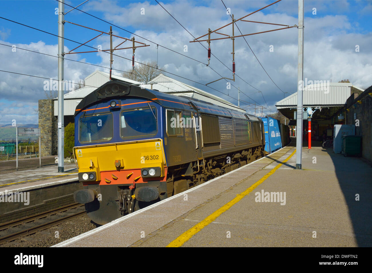 Services ferroviaires directes du train de conteneurs à Oxenholme, Cumbria, Angleterre, Royaume-Uni, Europe. Banque D'Images