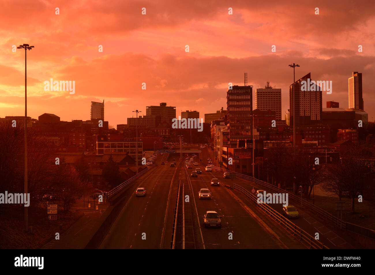 Sentiers de la circulation du trafic la position trop et de la ville de Leeds uk yorkshire leeds au crépuscule Banque D'Images