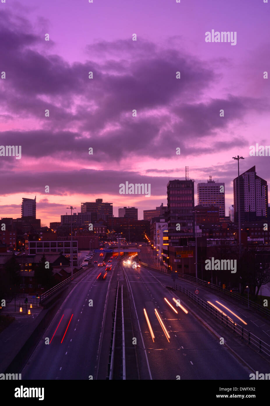 Sentiers de la circulation du trafic la position trop et de la ville de Leeds Leeds yorkshire uk au coucher du soleil Banque D'Images