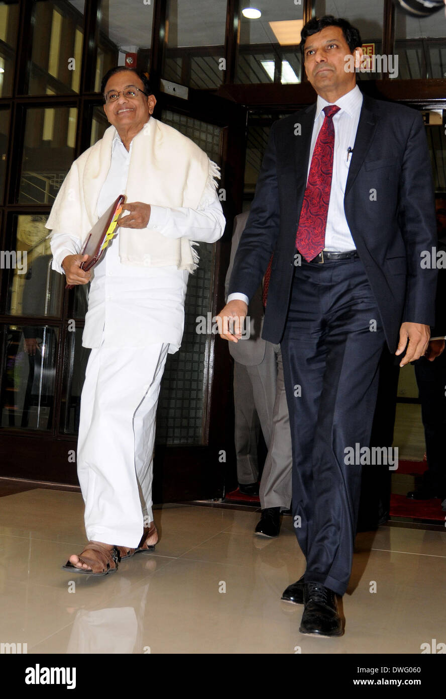 New Delhi, Inde. 7 mars, 2014. Le ministre des Finances indien P. Chidambaram (L) et Gouverneur de la Reserve Bank of India (RBI) Raghuram Rajan arrivent à assister à la réunion du Conseil Central RBI à New Delhi, Inde, le 7 mars 2014. Credit : Partha Sarkar/Xinhua/Alamy Live News Banque D'Images