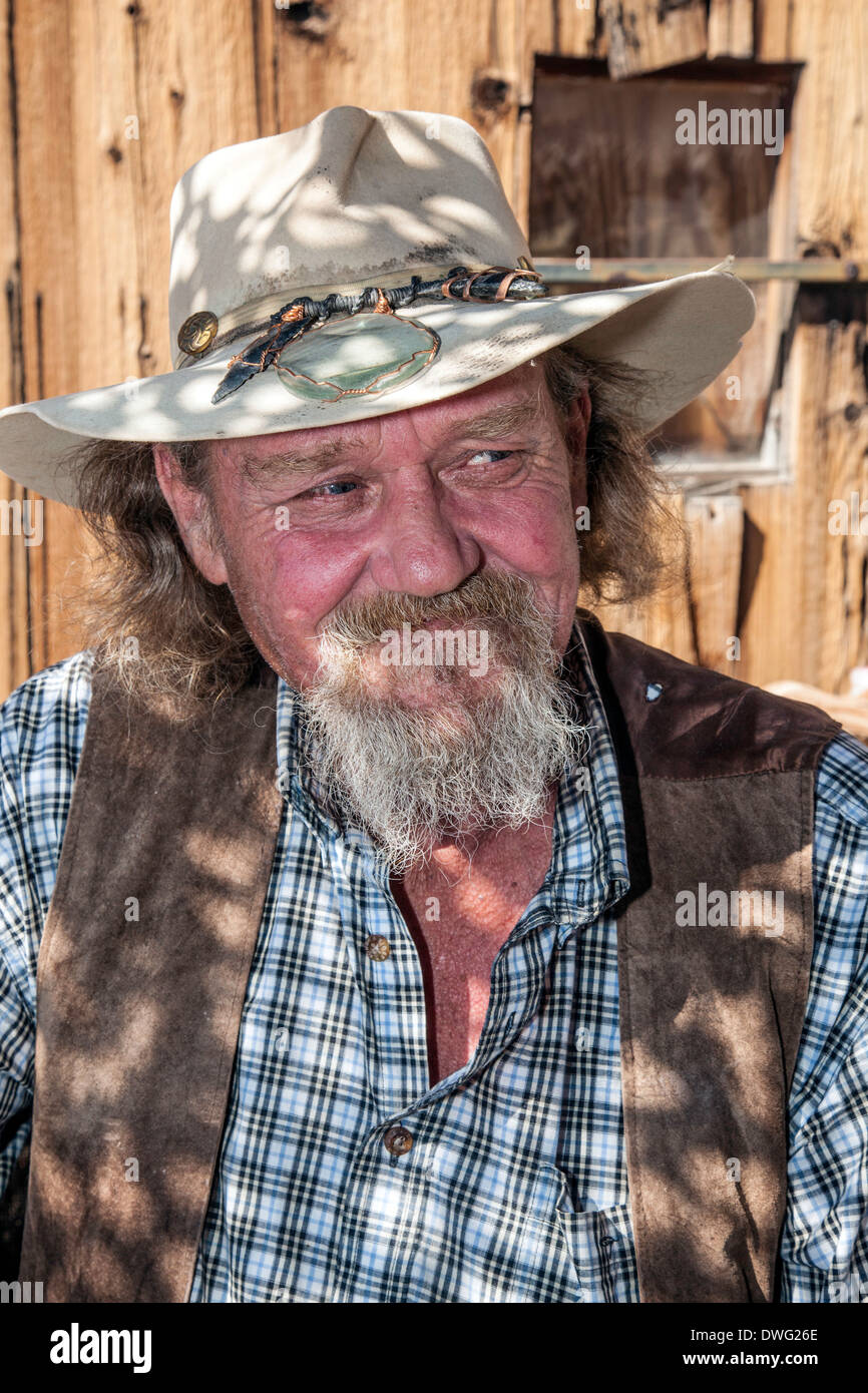 Old Cowboy dans Wild West Ville de Oatman,Arizona,USA,Nord,sur l'historique Route 66, célèbre pour l'itinérance de fusillades ânes Burro Banque D'Images