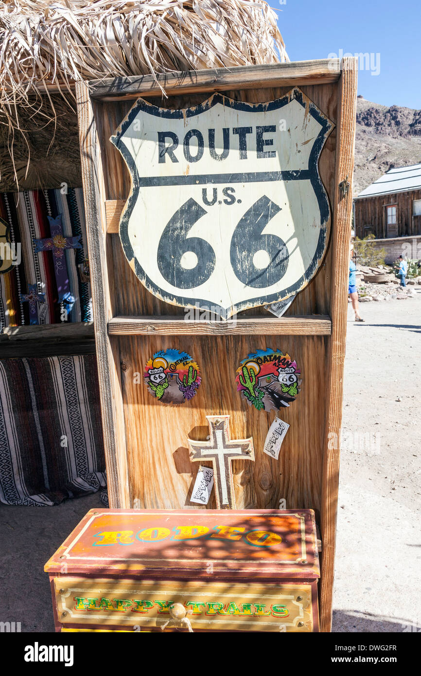 Route 66 sign in cowboy du Wild West Ville de Oatman,Arizona,USA,Nord,sur l'historique Route 66 célèbre pour des fusillades Banque D'Images