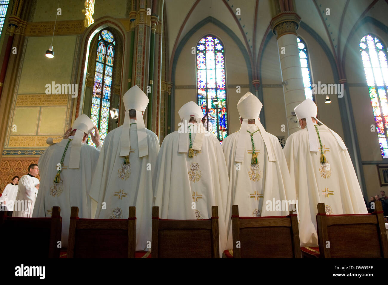 Cinq évêques sont debout pendant une messe dans l'Église catholique romaine 'Lambertusbasiliek''église de Hengelo Banque D'Images