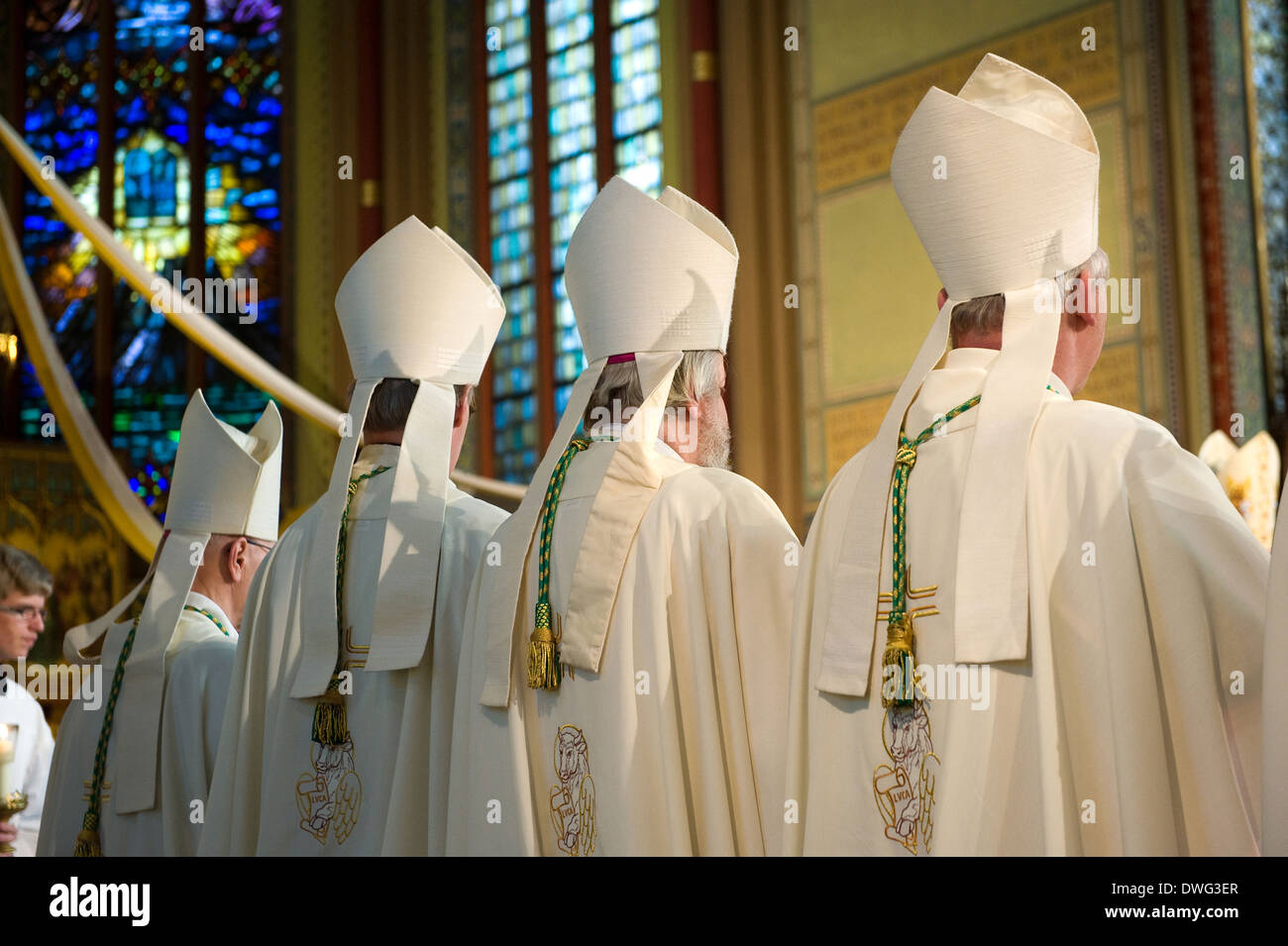 Cinq évêques sont debout pendant une messe dans l'Église catholique romaine 'Lambertusbasiliek''église de Hengelo, Banque D'Images