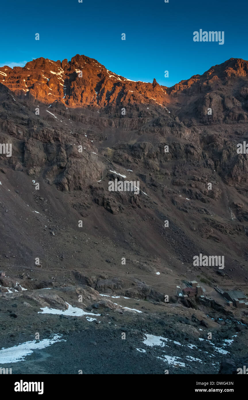 La première lumière au-dessus du Refuge du Toubkal, Maroc Banque D'Images