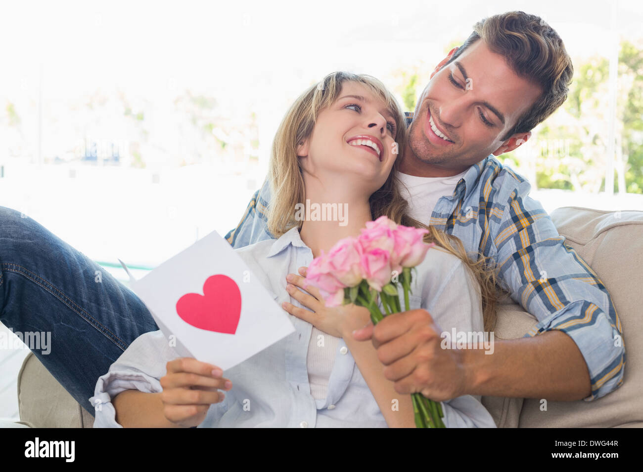 Couple aimant avec fleurs et carte de souhaits Banque D'Images