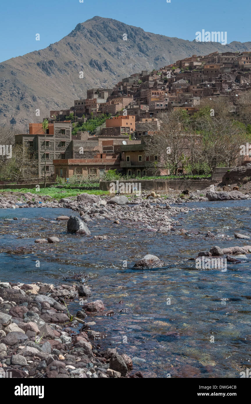 À la descente du fleuve vers le village berbère d'Imlil dans le parc national de Toubkal Banque D'Images