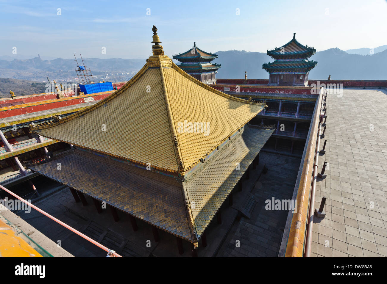 Le toit d'or d'Wanfaguiyi Hall. vu de toit de Putuo Zongcheng Palais rouge du Temple. La province de Hebei, Chengde, Chine. Banque D'Images