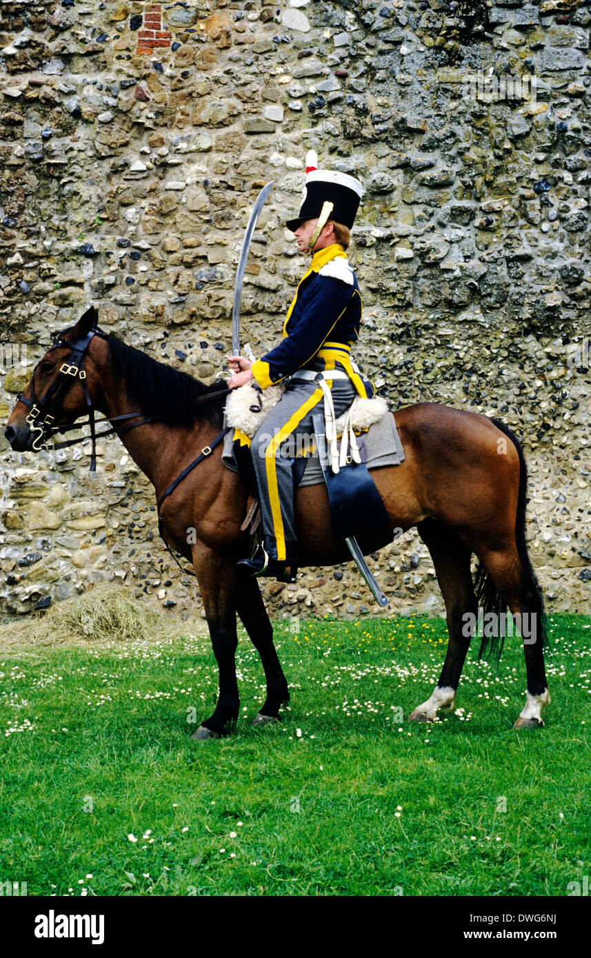 12e de dragons légers avec un soldat britannique appelée sabre, c 1800, reconstitution des uniformes des soldats soldat uniforme de l'armée de cavalerie cheval England UK Banque D'Images