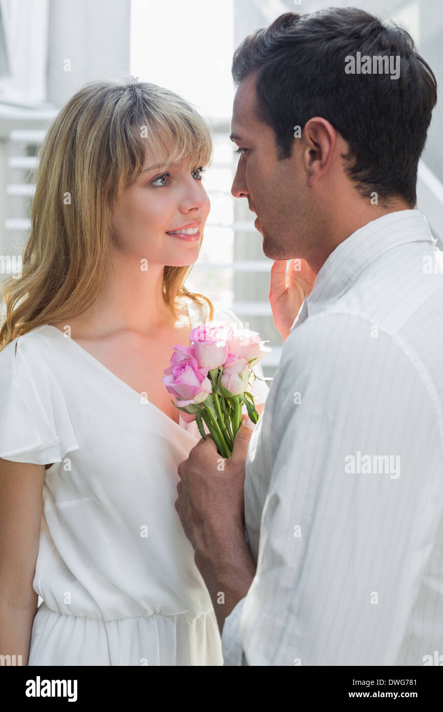 Jeune couple d'amour avec des fleurs Banque D'Images