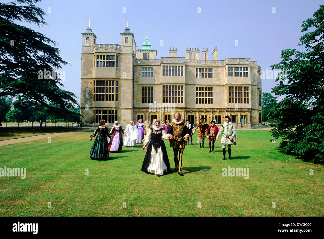 Audley End House, Essex, 16e siècle, les danseurs de costumes historiques Tudor élisabéthaine re-enactment, England UK Banque D'Images