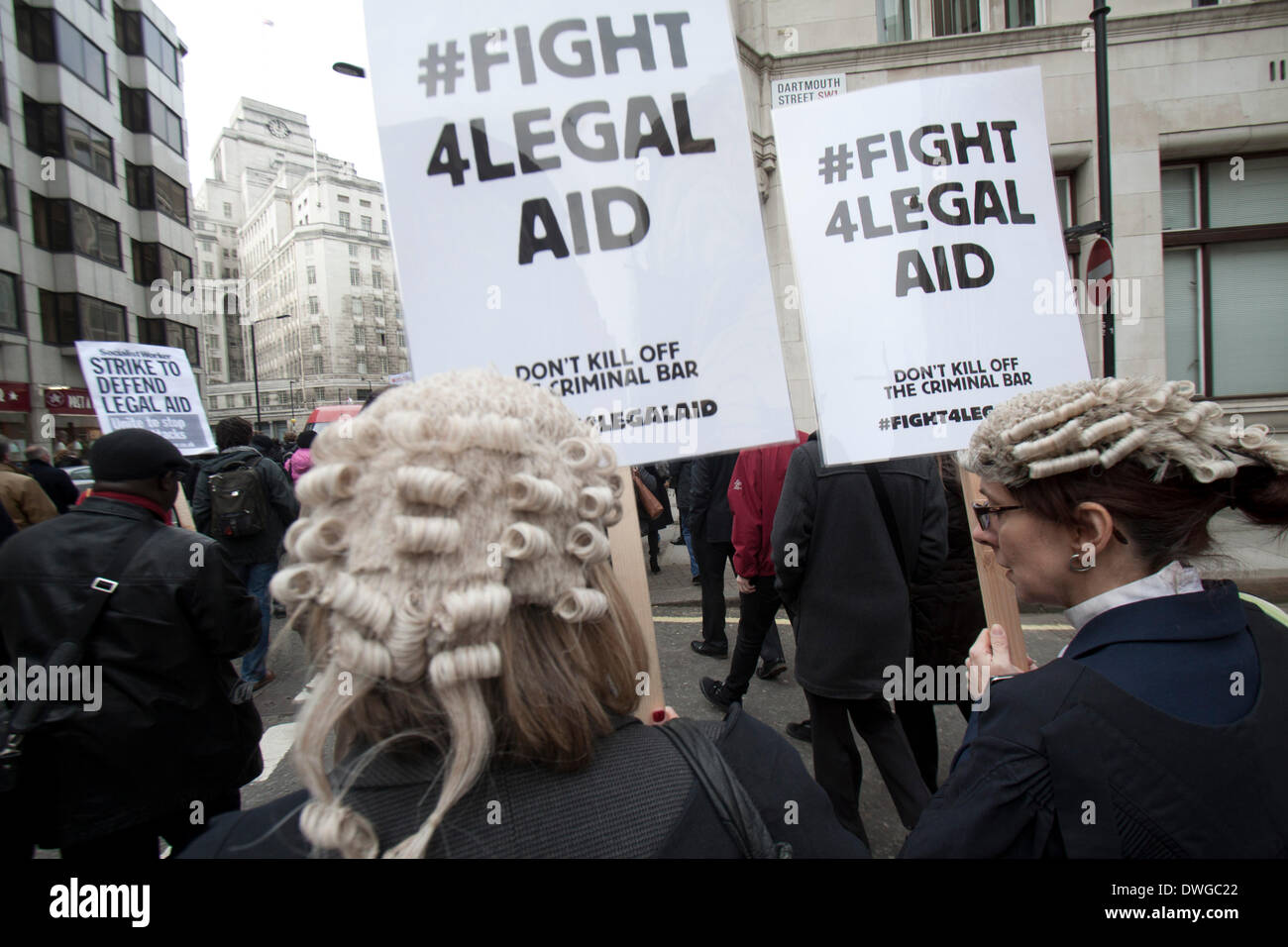 Westminster London, UK. 7 mars 2014. Des milliers d'avocats en Angleterre et au Pays de Galles ont organisé une grève pour la deuxième fois en un an pour protester contre les compressions proposées pour le coût de l'aide juridique et les frais d'avocats d'économiser 200 millions de livres de crédit : amer ghazzal/Alamy Live News Banque D'Images