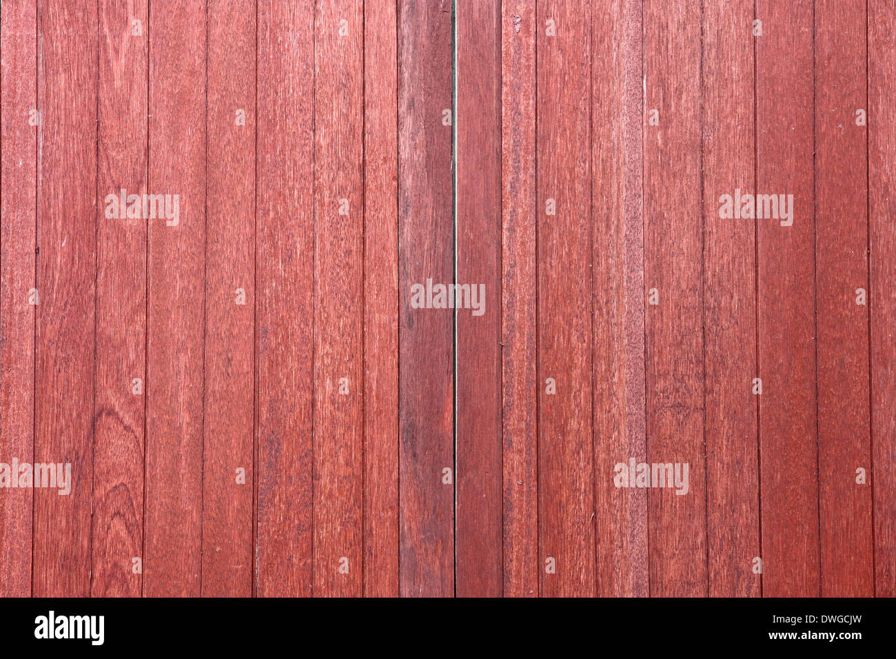 Vieux murs en bois teint avec la couleur rouge. Banque D'Images