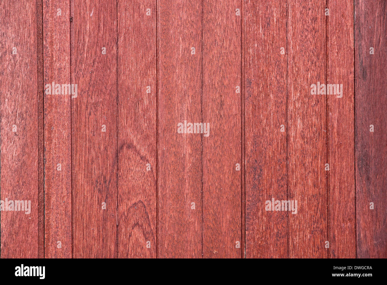 Vieux murs en bois teint avec la couleur rouge. Banque D'Images