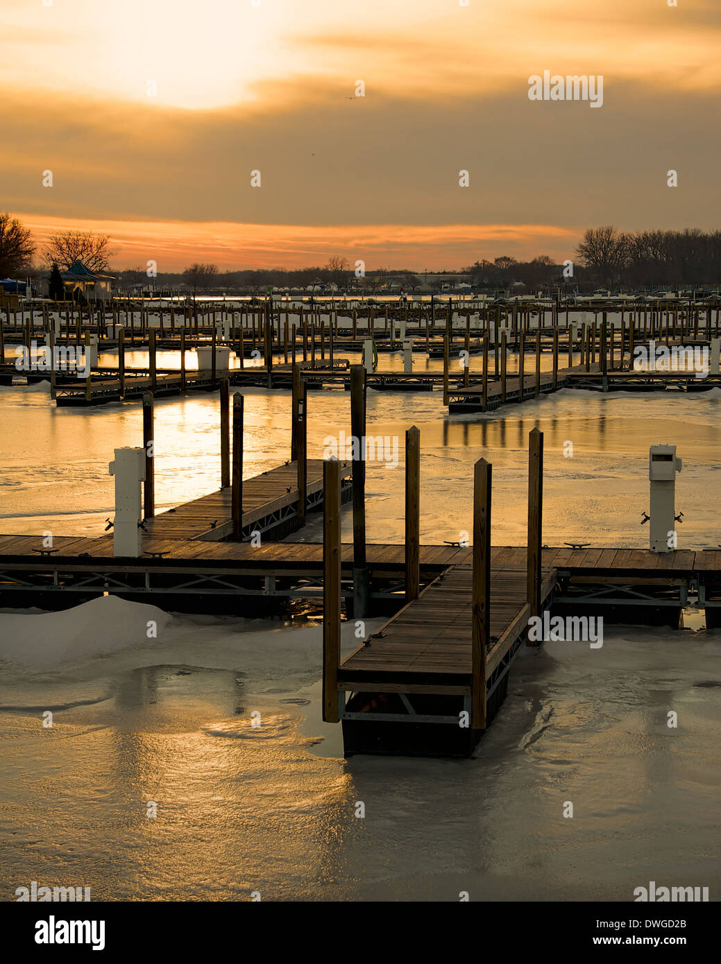 Les quais de plaisance dans les glaces en hiver, au coucher du soleil Banque D'Images