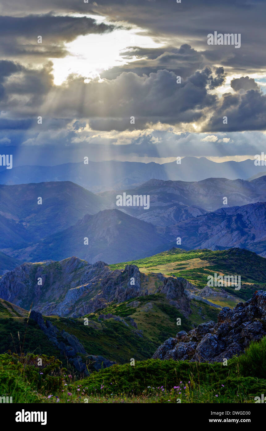 Un beau crépuscule dans les montagnes de Leon, Espagne Banque D'Images