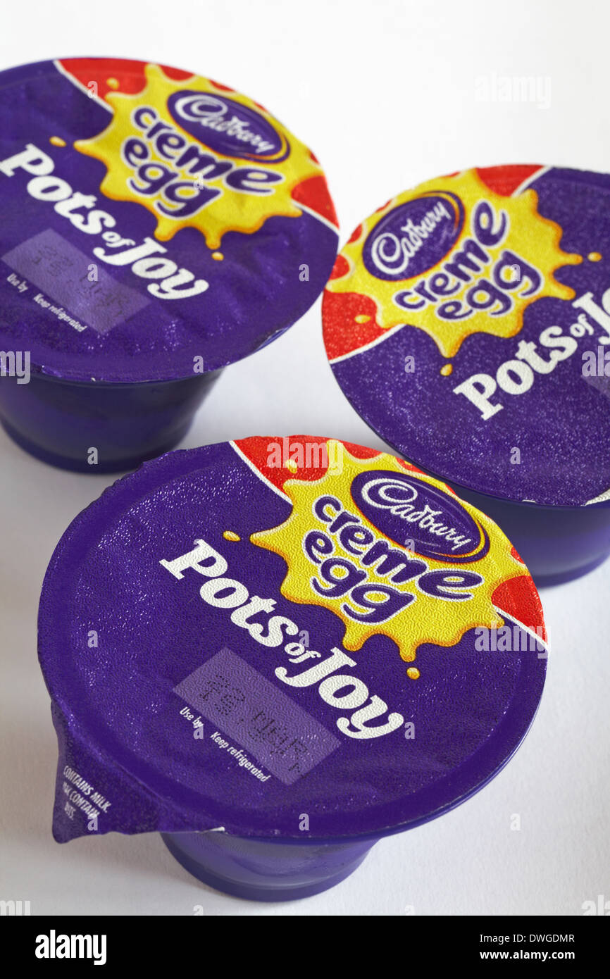 Cadbury creme egg Pots de joie sur fond blanc Banque D'Images