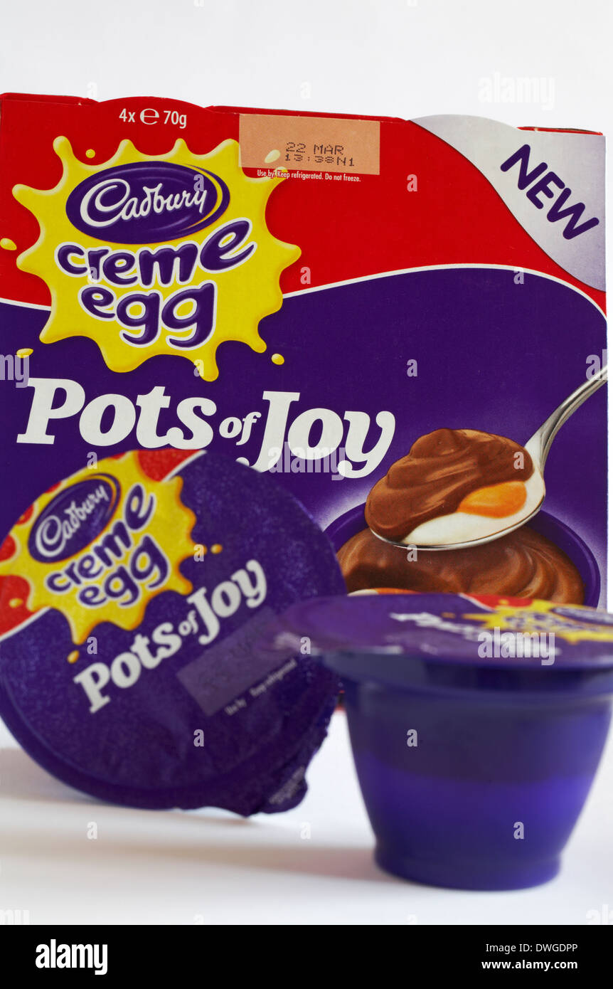 Cadbury creme egg Pots de joie sur fond blanc Banque D'Images
