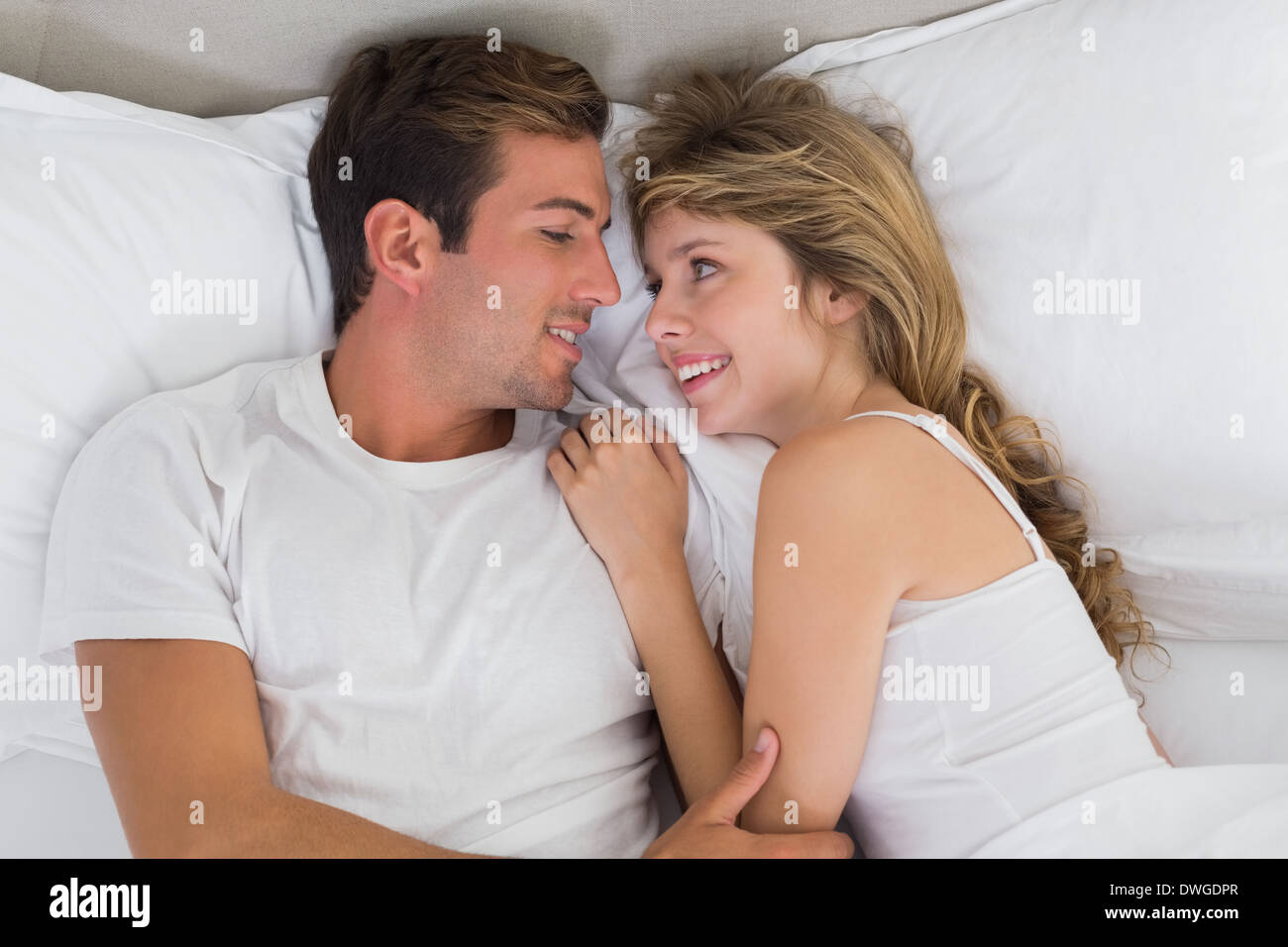 Ambiance couple resting together in bed Banque D'Images