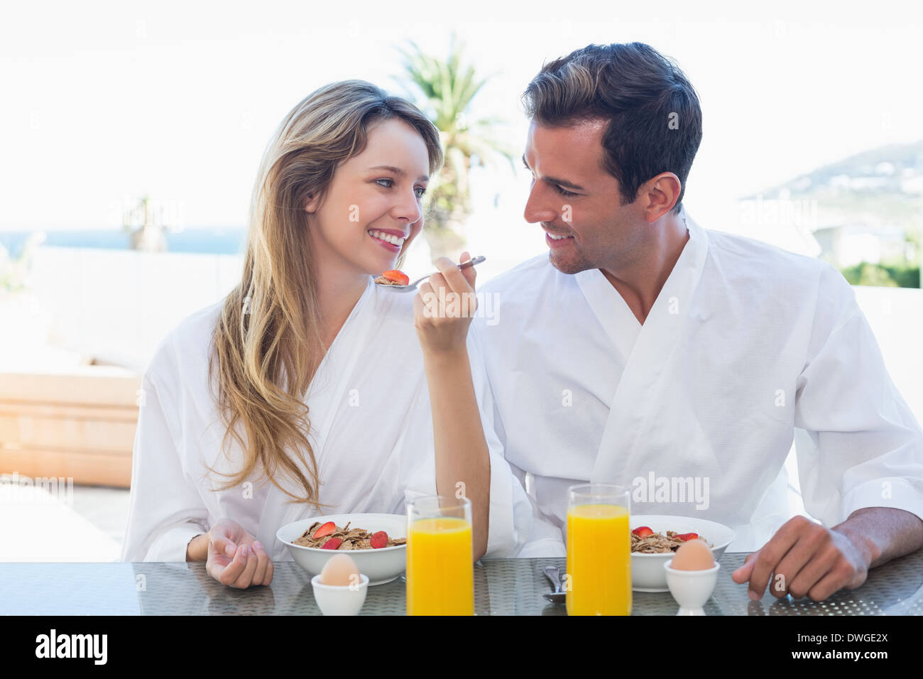 Smiling couple having breakfast Banque D'Images