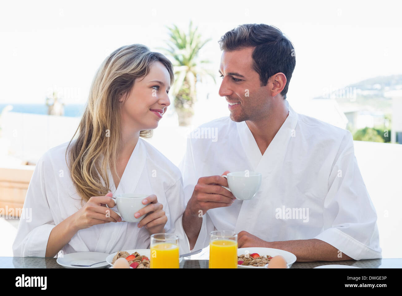 Couple pendant le petit-déjeuner Banque D'Images