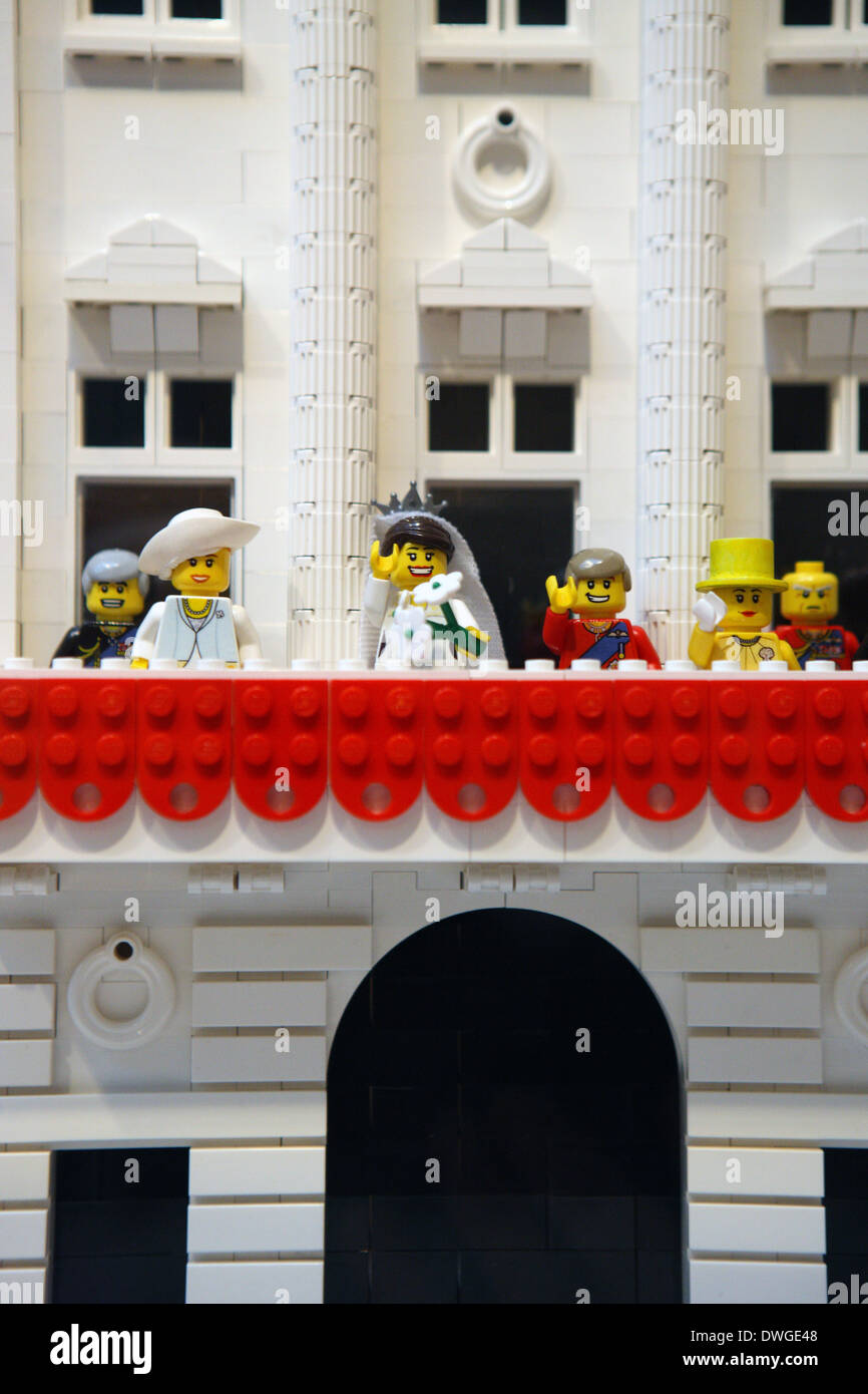 Lego Prince William et Kate Middleton Mariage Royal sur le balcon au palais de Buckingham par Warren Elsmore Banque D'Images