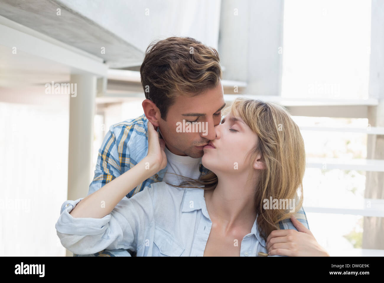 Close-up of a loving couple kissing Banque D'Images