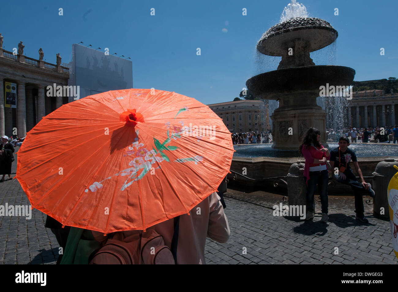 Un parasol orange vif sur la Place Saint Pierre, à Rome. Banque D'Images