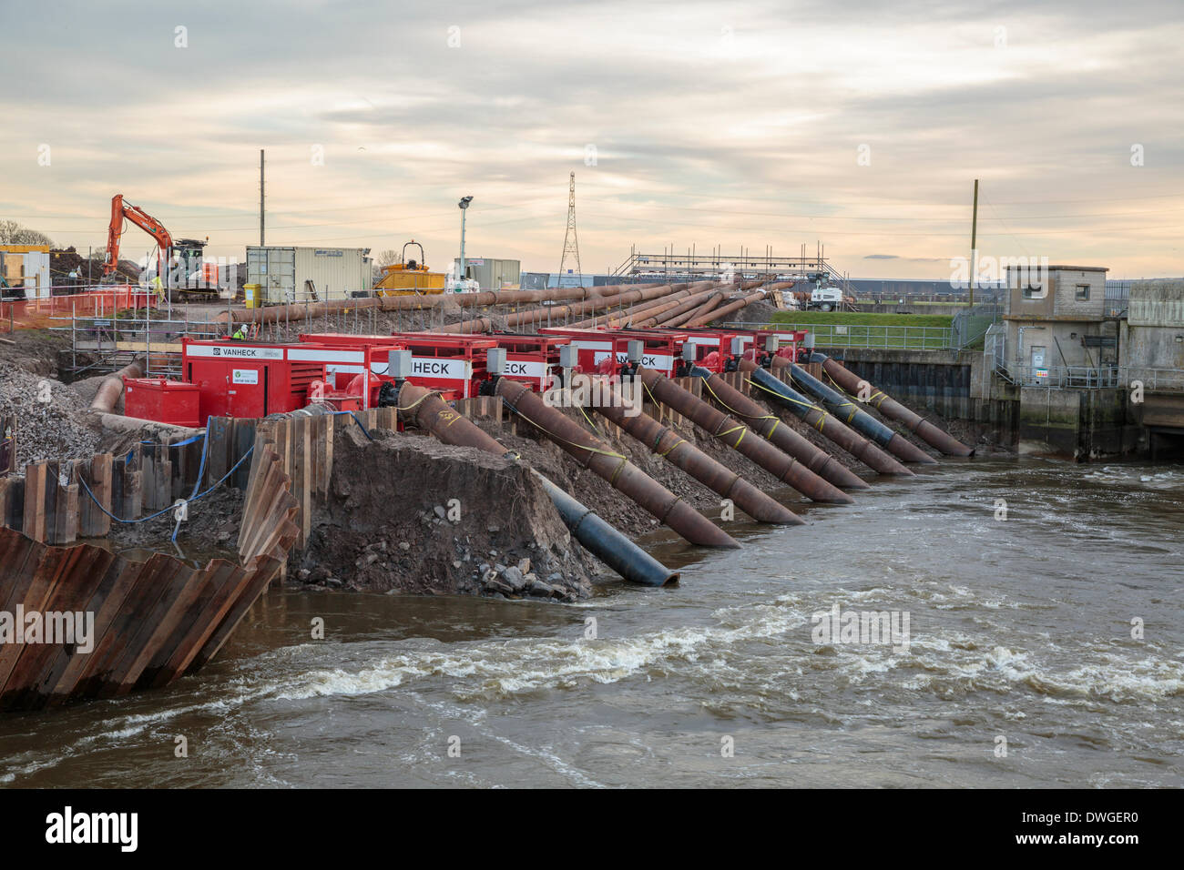 Huit pompes à haute capacité de transfert de l'eau néerlandais du Roi Sedgemoor jettent dans la rivière Parrett à Dunball Wharf, London le 7 mars 2014. Ces Van Heck pompes ont été installées à titre temporaire par l'Agence de l'Environnement pour retirer l'eau des crues de l'ensemble du Somerset Levels et en le déposant sur la mer. Les niveaux ont subi les pires inondations de l'histoire vivante. Banque D'Images