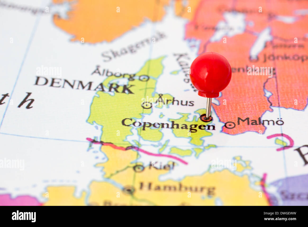 Molette rouge ronde tack pincé par Copenhague, le Danemark carte. Partie de collection couvrant toutes les grandes capitales de l'Europe. Banque D'Images