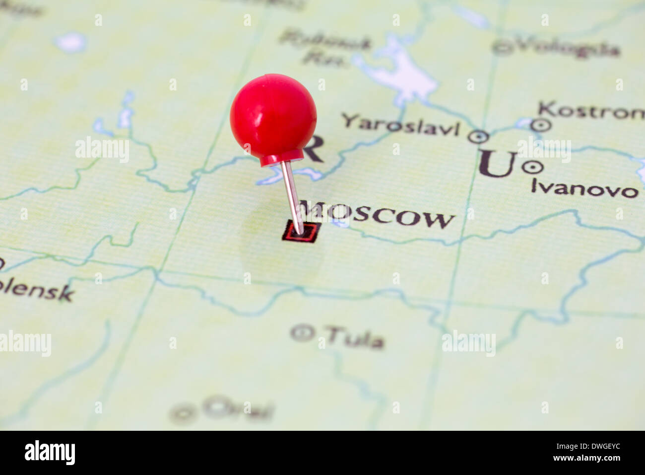 Molette rouge ronde tack pincé par ville de Moscou sur la carte de la Russie. Partie de collection couvrant toutes les grandes capitales de l'Europe. Banque D'Images