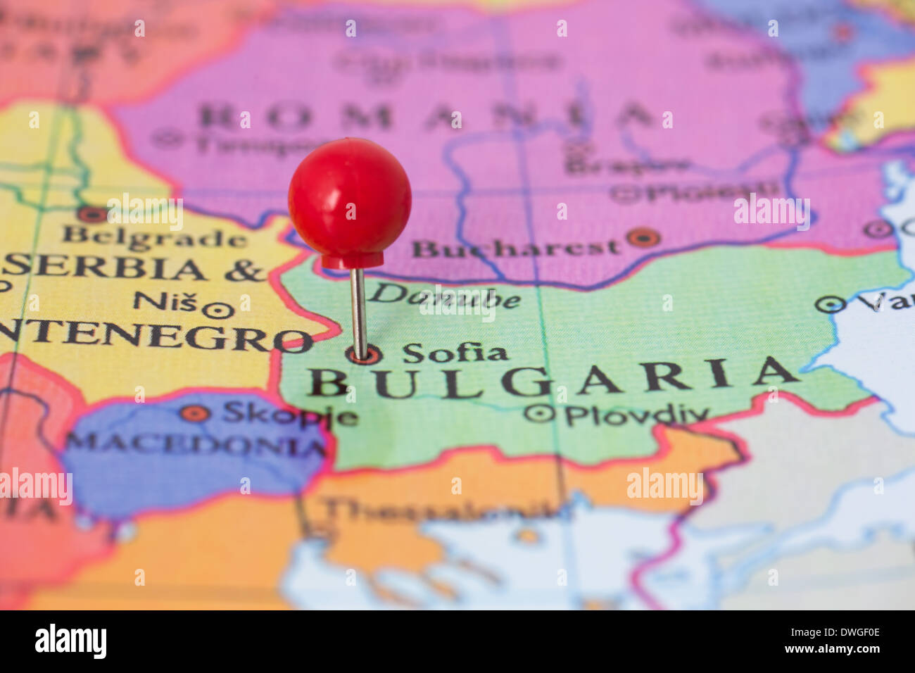 Molette rouge ronde tack pincé par Sofia le Bulgarie carte. Partie de collection couvrant toutes les grandes capitales de l'Europe. Banque D'Images