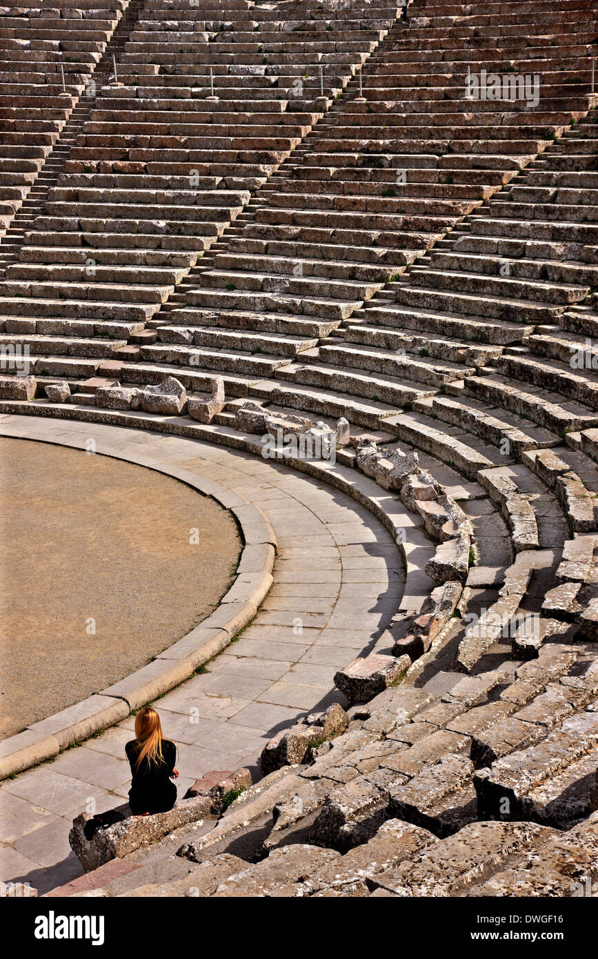 Seul spectateur au théâtre antique d'Épidaure (Epidaure), Argolide (Argolide), Péloponnèse, Grèce. Banque D'Images