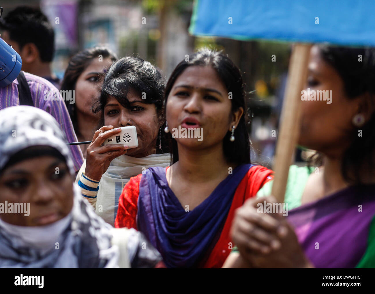 Dhaka, Bangladesh. 07Th Mar, 2014. Les survivants d'attaques à l'acide, assister à une chaîne humaine pour protester contre la violence à l'acide à la veille de la célébration de la Journée internationale de la femme, à Dhaka, au Bangladesh. Conformément à l'Acid Survivors Foundation (ASF), il y avait eu 3 184 attaques à l'acide depuis février 1999 à février 2014 au Bangladesh, où 1 792 femmes ont été victimes parmi un total de 3 512. Les attaques à l'acide sont surtout au Cambodge, au Pakistan, en Afghanistan, en Inde, au Bangladesh et à proximité d'autres pays. Credit : ZUMA Press, Inc./Alamy Live News Banque D'Images