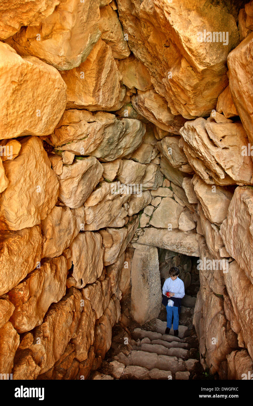 En sortant du tunnel de la citerne souterraine de l'ancienne Epidaure (ykines «'), Argolide (Argolide, Péloponnèse, Grèce). Banque D'Images