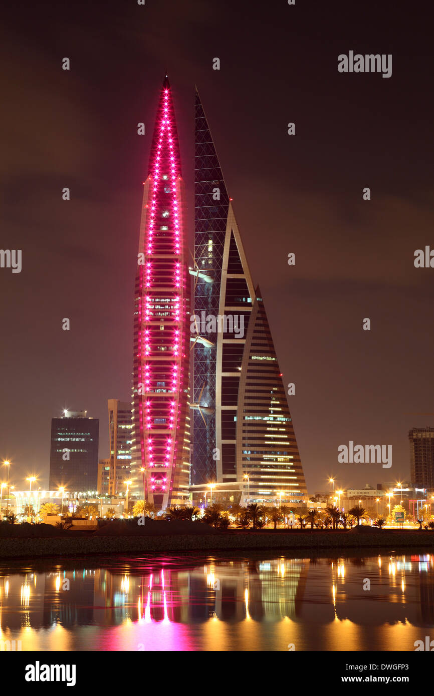 Bahrain World Trade Centre gratte-ciel de nuit. Manama, au Moyen-Orient Banque D'Images