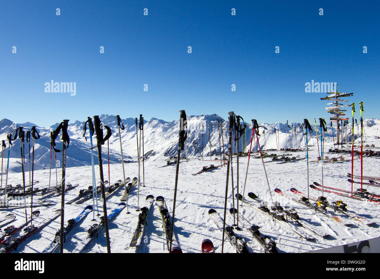 Skis et bâtons de ski dispersés au ski resort. Banque D'Images