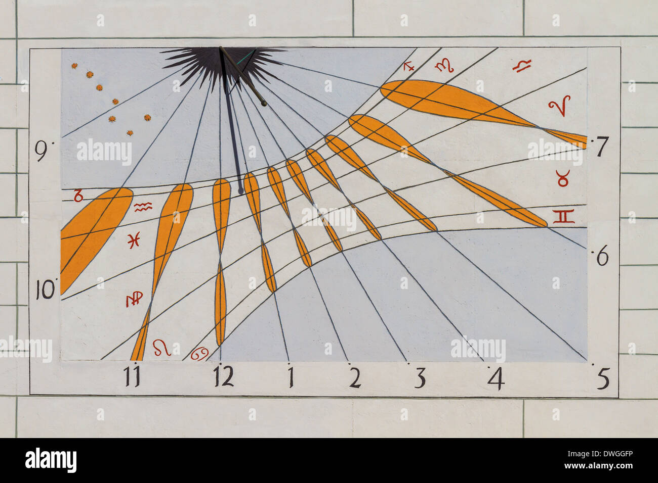 Cadran solaire moderne / horloge solaire Banque D'Images