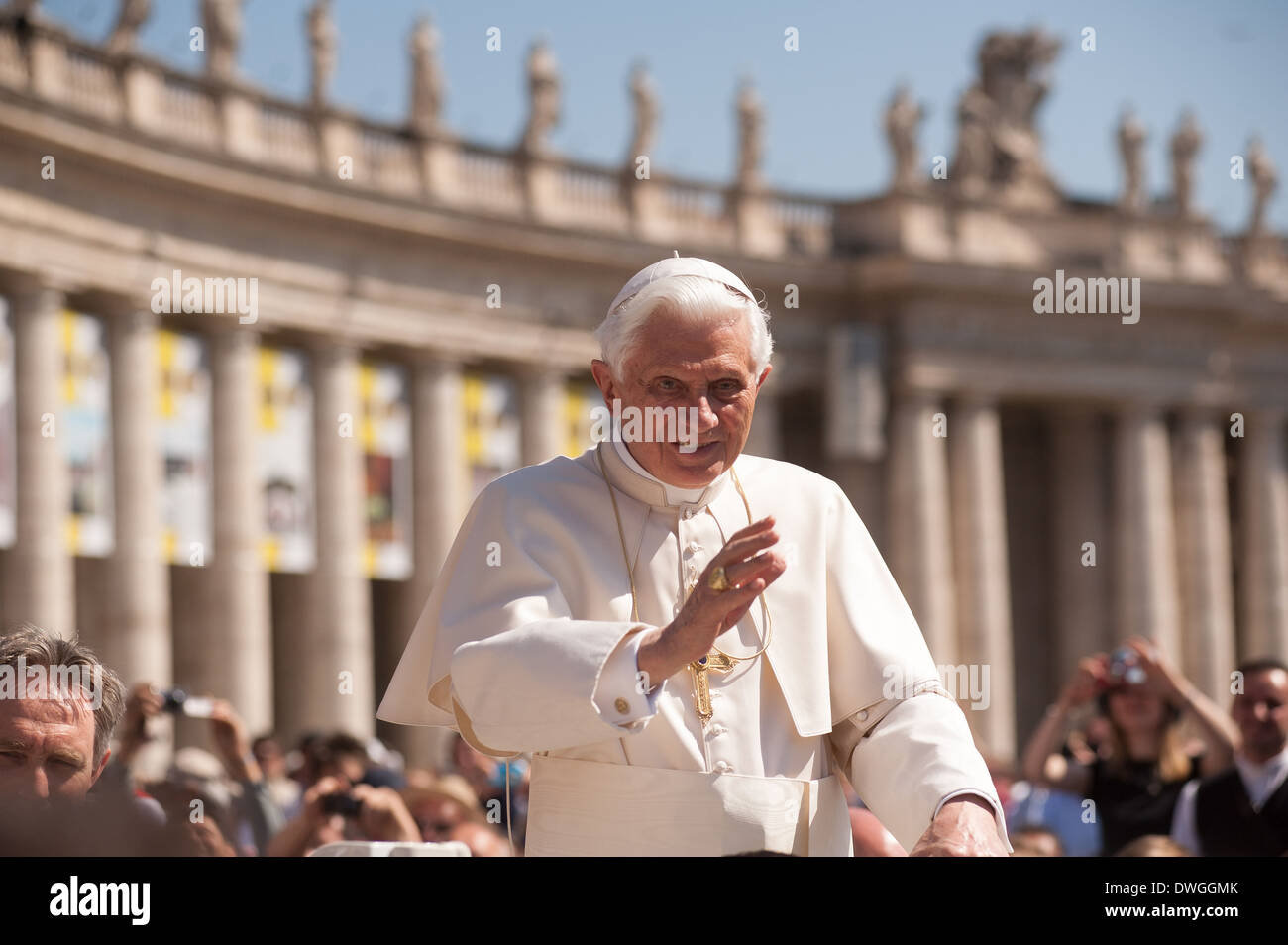 Le pape Benoît XVI salue des gens au cours de son audience hebdomadaire. Banque D'Images